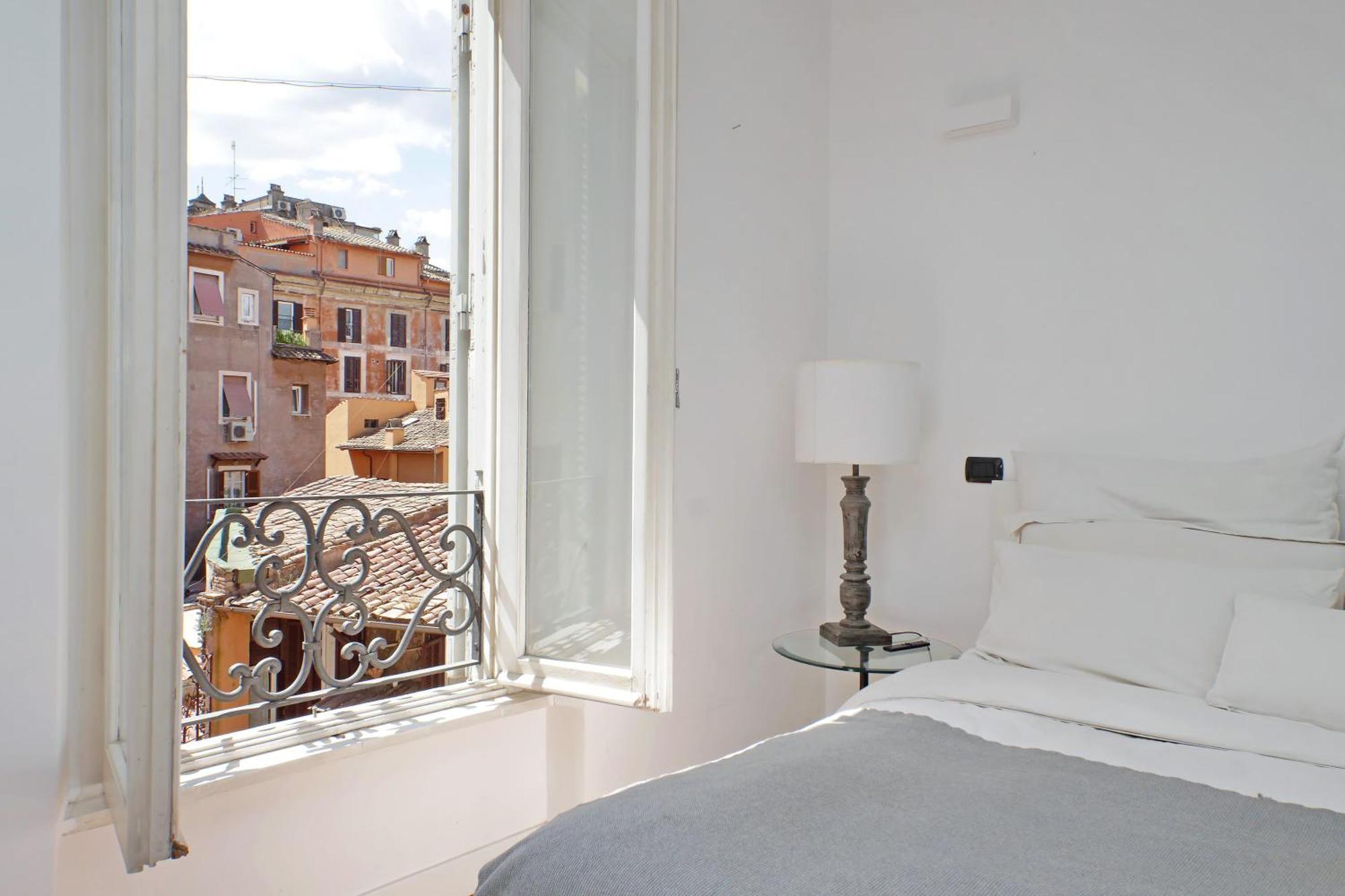 Pantheon With Secret Terrace Apartment